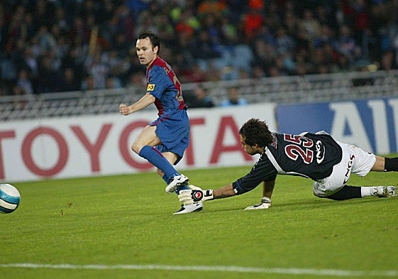 Iniesta supera la salida de Bravo, el 5 de mayo de 2007 en Anoeta. Es su único gol en San Sebastián.