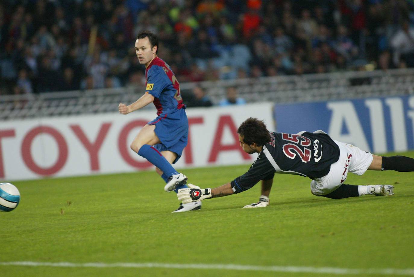 Iniesta supera la salida de Bravo, el 5 de mayo de 2007 en Anoeta. Es su único gol en San Sebastián.