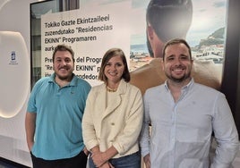 La concejala Ane Oyarbide, con los emprendedores donostiarras Sugoi y Ander.