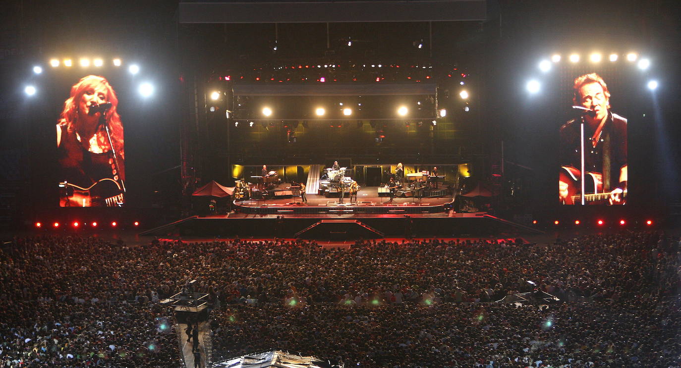 Bruce y su mujer Patti Scialfa en dos pantallas gigantes en su concierto en 2008 en Donostia