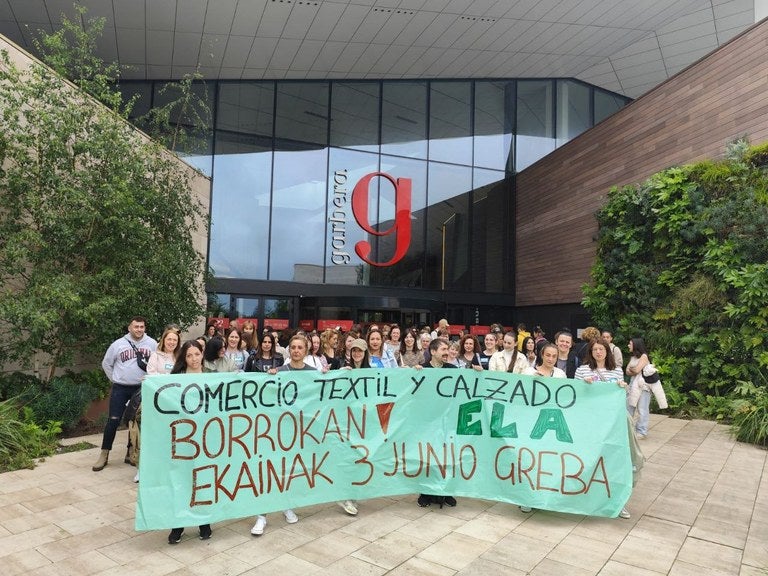 Concentración ayer en el centro comercial Garbera de Donostia.