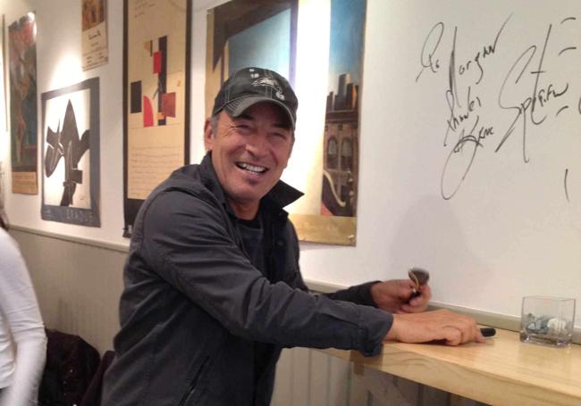 2013. Bruce Springsteen posa sonriente tras estampar su firma en la pared del Morgan, donde un autógrafo suyo anterior se había perdido tras una remodelación en el establecimiento.