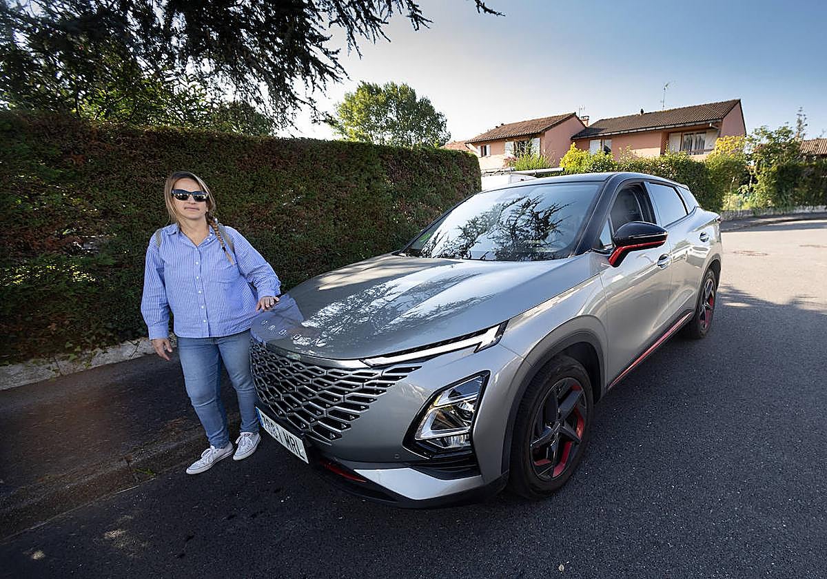La irunesa Yazmina Andrés, con su coche nuevo de la marca china Omoda.