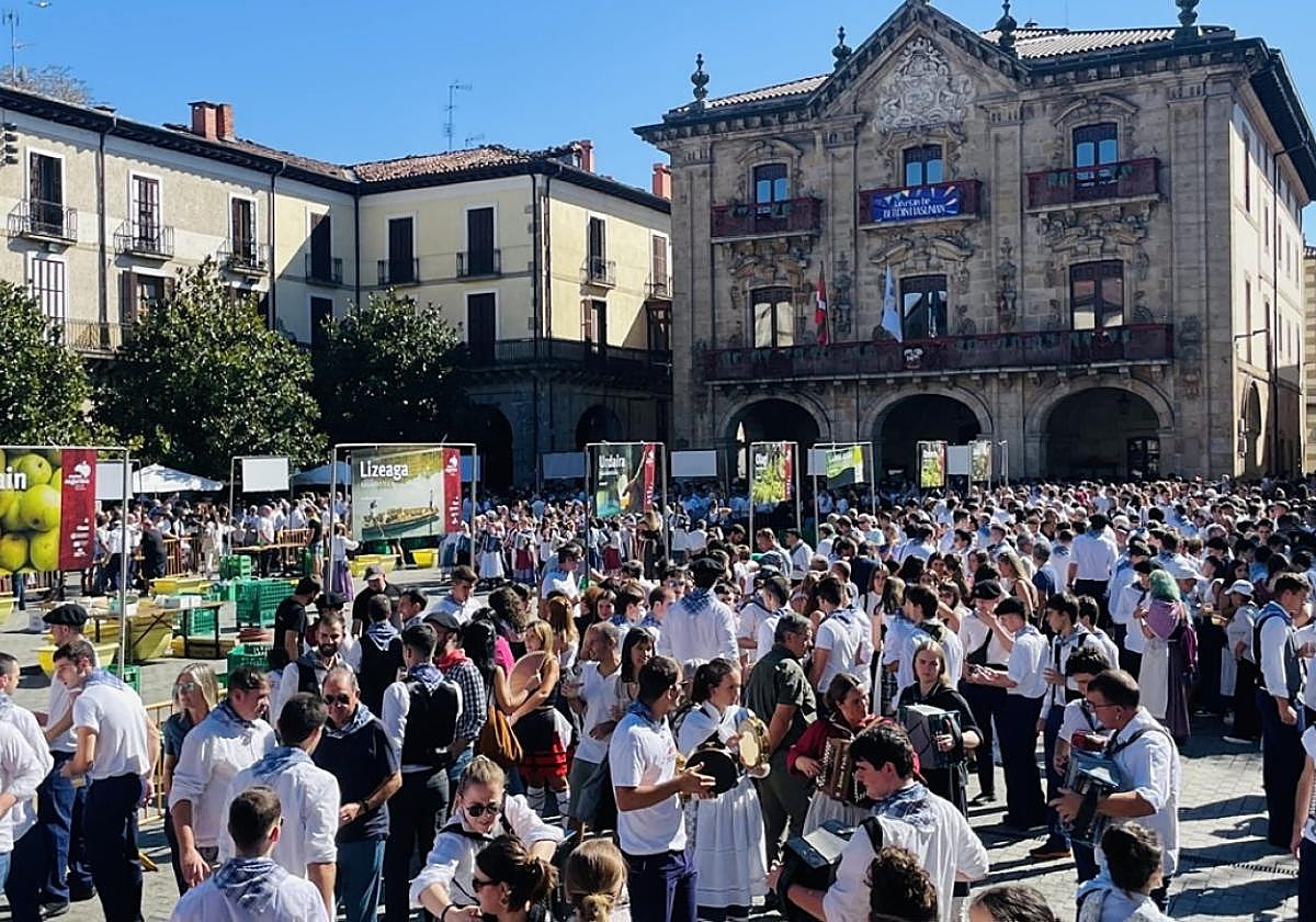 Un cartel de primera, con 26 sidrerías de trece localidades, convertirá la plaza en una gran 'sagardotegi'.