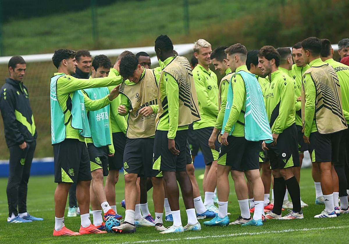 Los jugadores de la Real bromean con Jon Martín en los compases iniciales del entrenamiento del miércoles en Zubieta