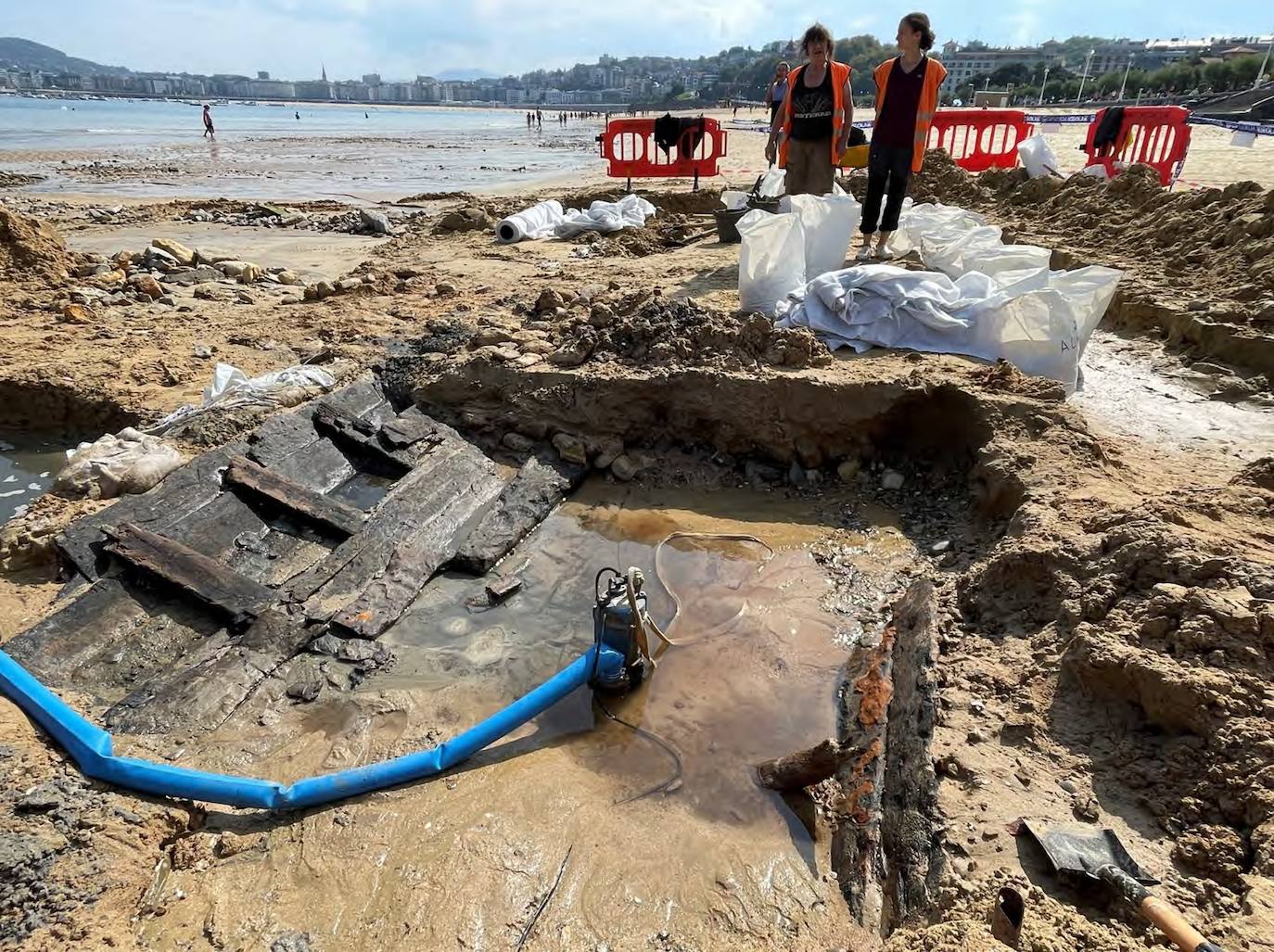 El barco del siglo XV hallado en Ondarreta se conservará enterrado en la arena