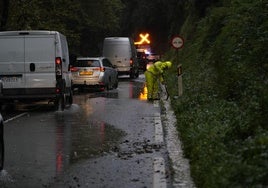 Operarios de limpieza retiran los restos del derrumbe en la N-634 entre Orio y Usurbil.