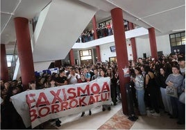 Protesta estudiantil contra la presencia del profesor en la Facultad de Derecho.