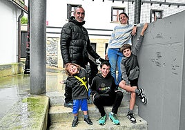 Lexar, en el centro de la foto, junto a sus padres y sus hermanos Luka y Lur, en la plaza Bengoetxea de Oiartzun.