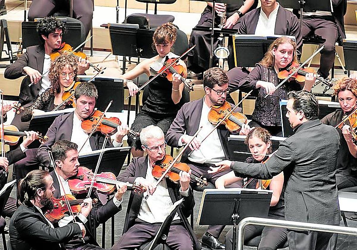Robert Treviño dirige a la Euskadiko Orkestra anoche en el Kursaal.