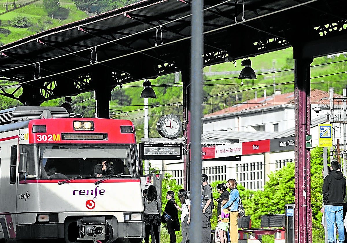 Varias personas se disponen a tomar un tren de Cercanías en la estación de Tolosa.