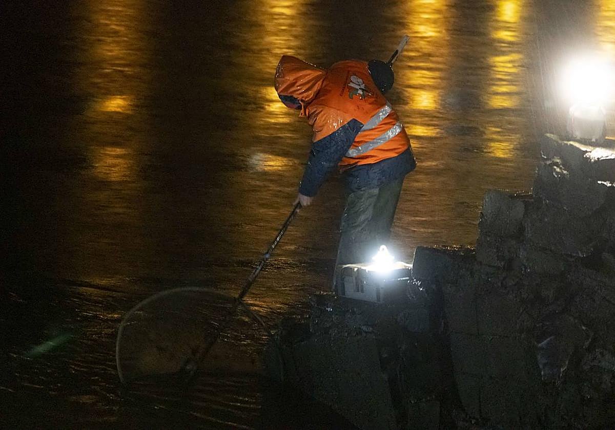 Un angulero faenando desde tierra en Deba.