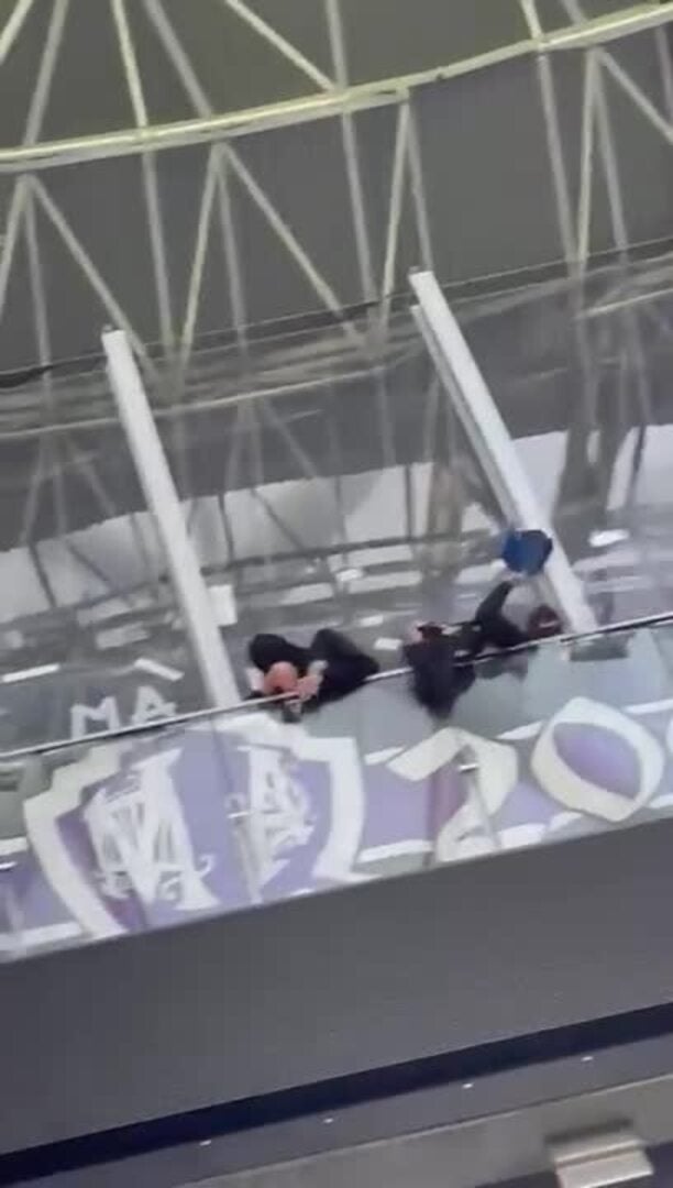 Los ultras del Anderlecht lanzan objetos a la afición txuri-urdin