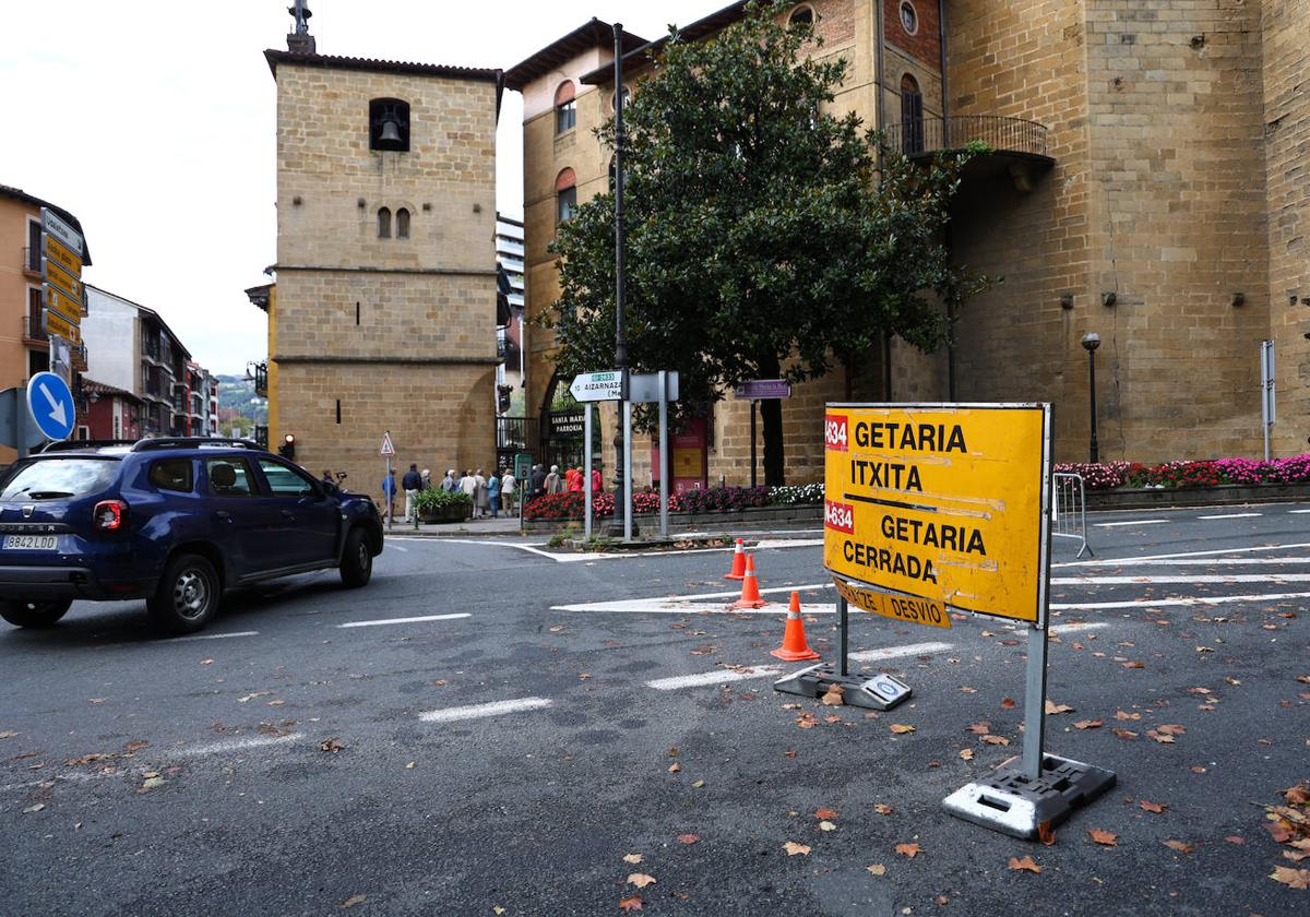 Señal que avisaba esta mañana en Zarautz del cierre de la carretera hacia Getaria debido a un desprendimiento.