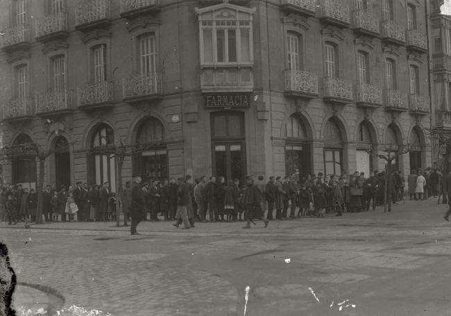 Una farmacia en una céntrica calle de San Sebastián en las primeras décadas del pasado siglo.