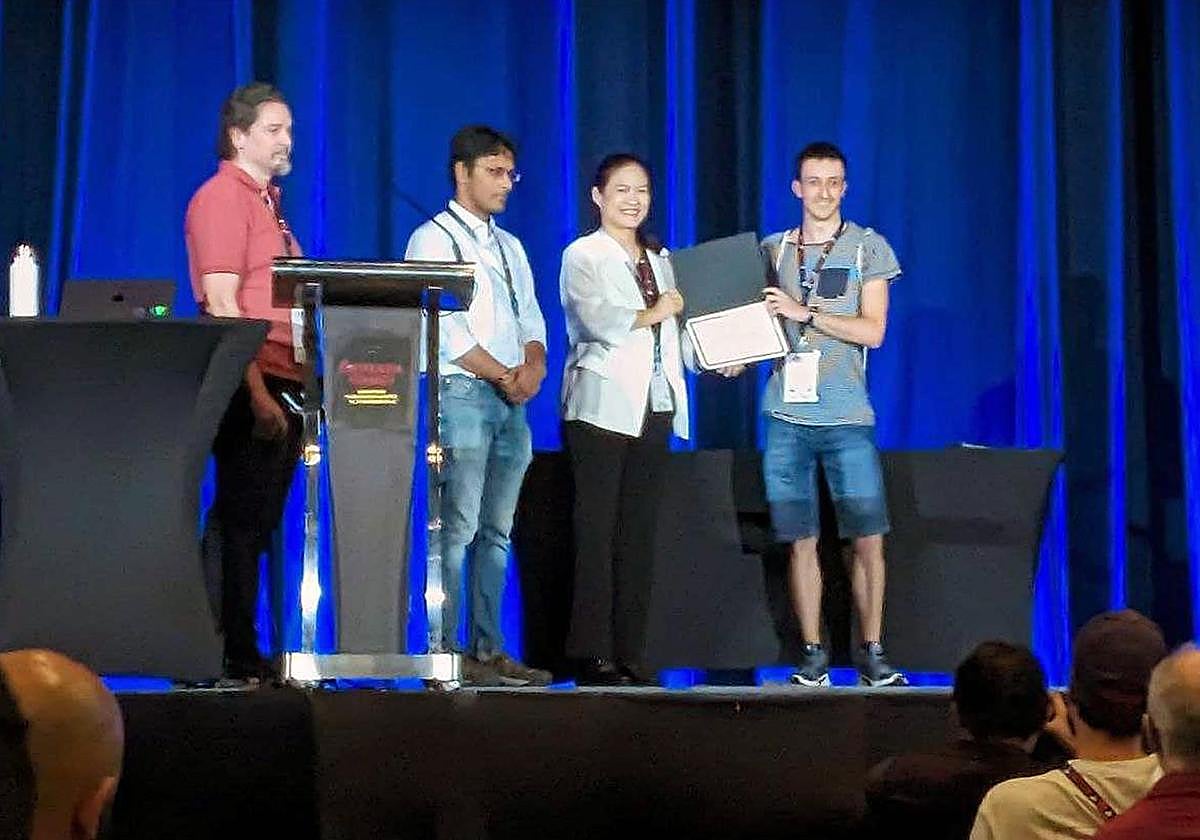 Julen Etxaniz, HiTZeko ikertzailea, saria jasotzeko unean.