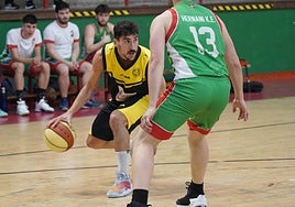 Un jugador del Artesanos Juantxo mueve la pelota en un encuentro de la pasada temporada.