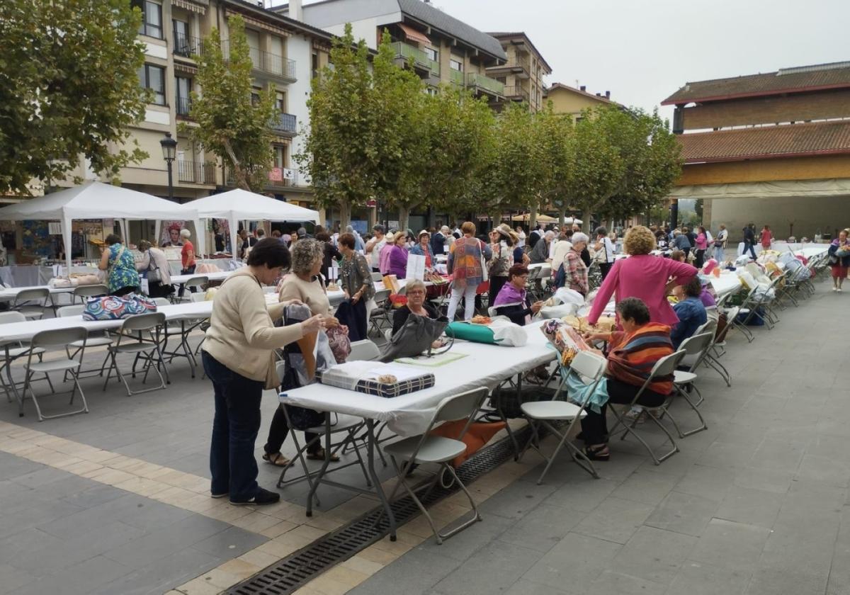 Las bolilleras trabajando en sus piezas en la plaza durante la reunión del pasado año.