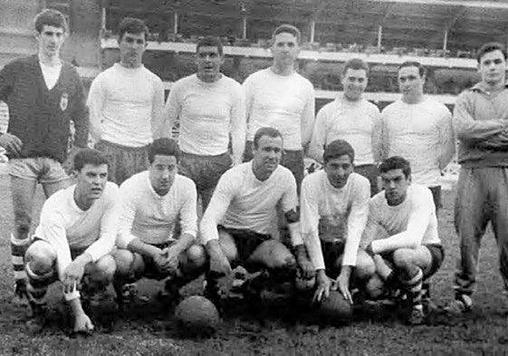 Maidagan, abajo, el segundo por la derecha, antes de la final de 1964 en Atotxa contra el Alavés. El Mutriku ganó y logró subir a Tercera.