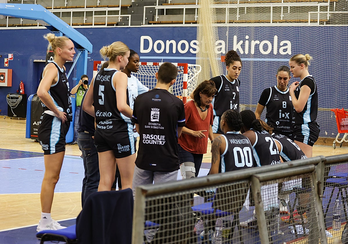 La plantilla del IDK durante un tiempo muerto en esta pretemporada.