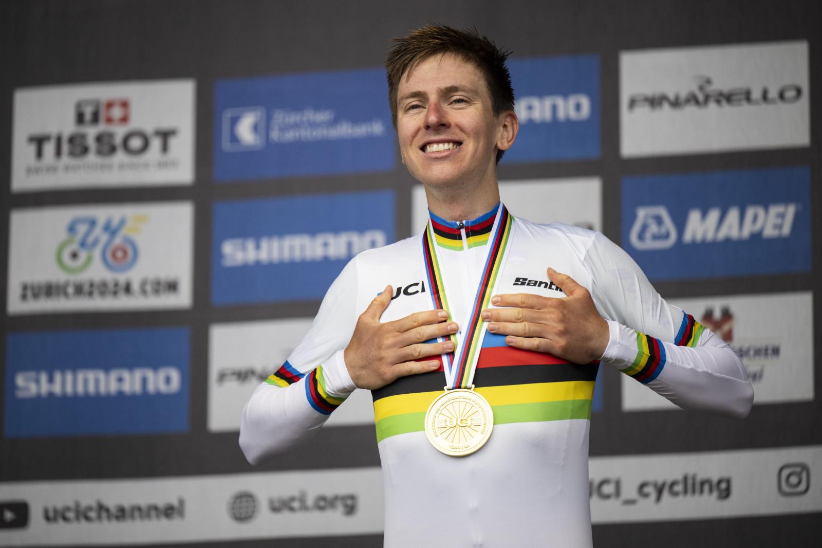 Pogacar con el maillot arcoiris tras ganar el Mundial.