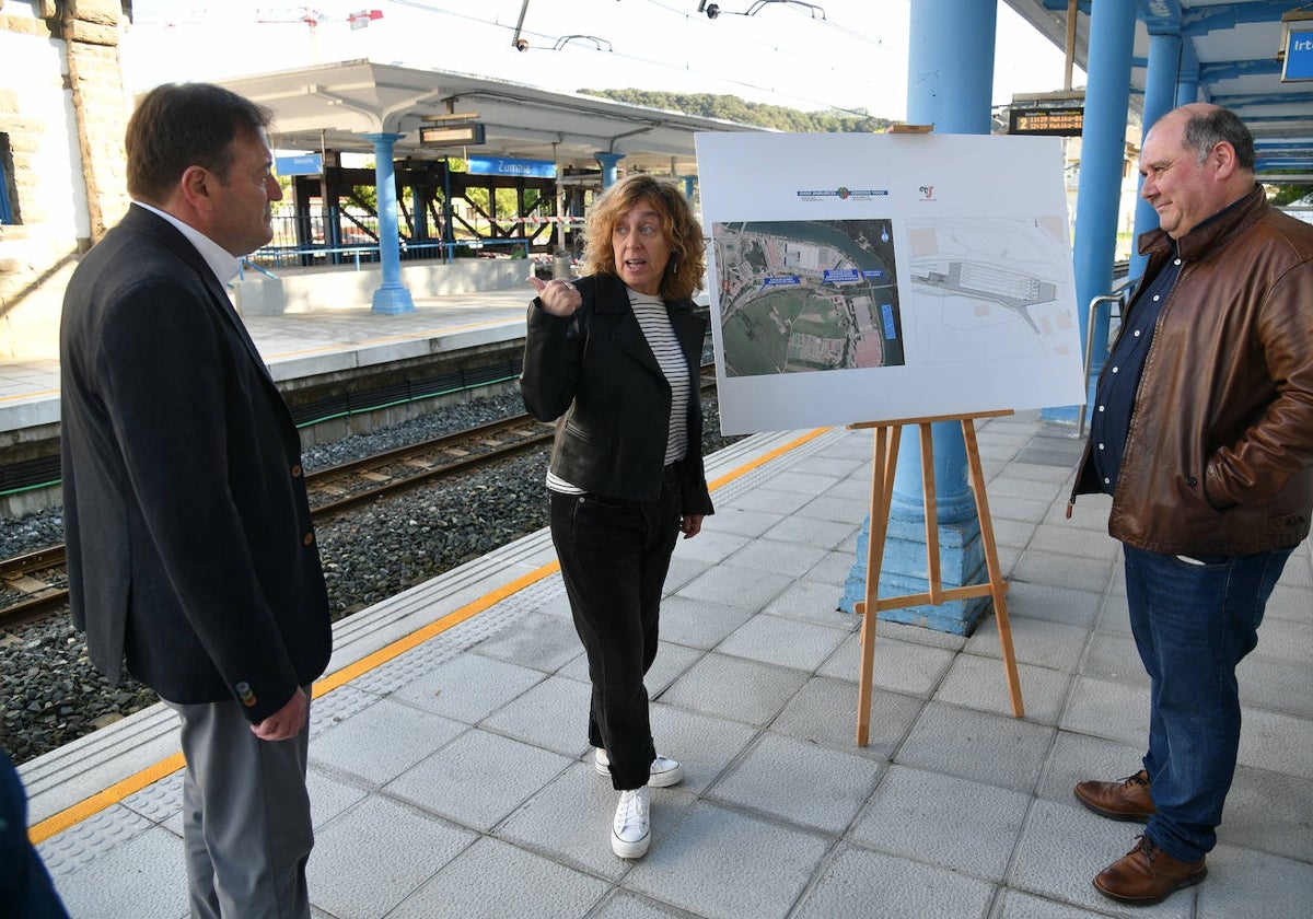 La consejera de Movilidad Sostenible, García Chueca, ha visitado las obras de Zumaia.