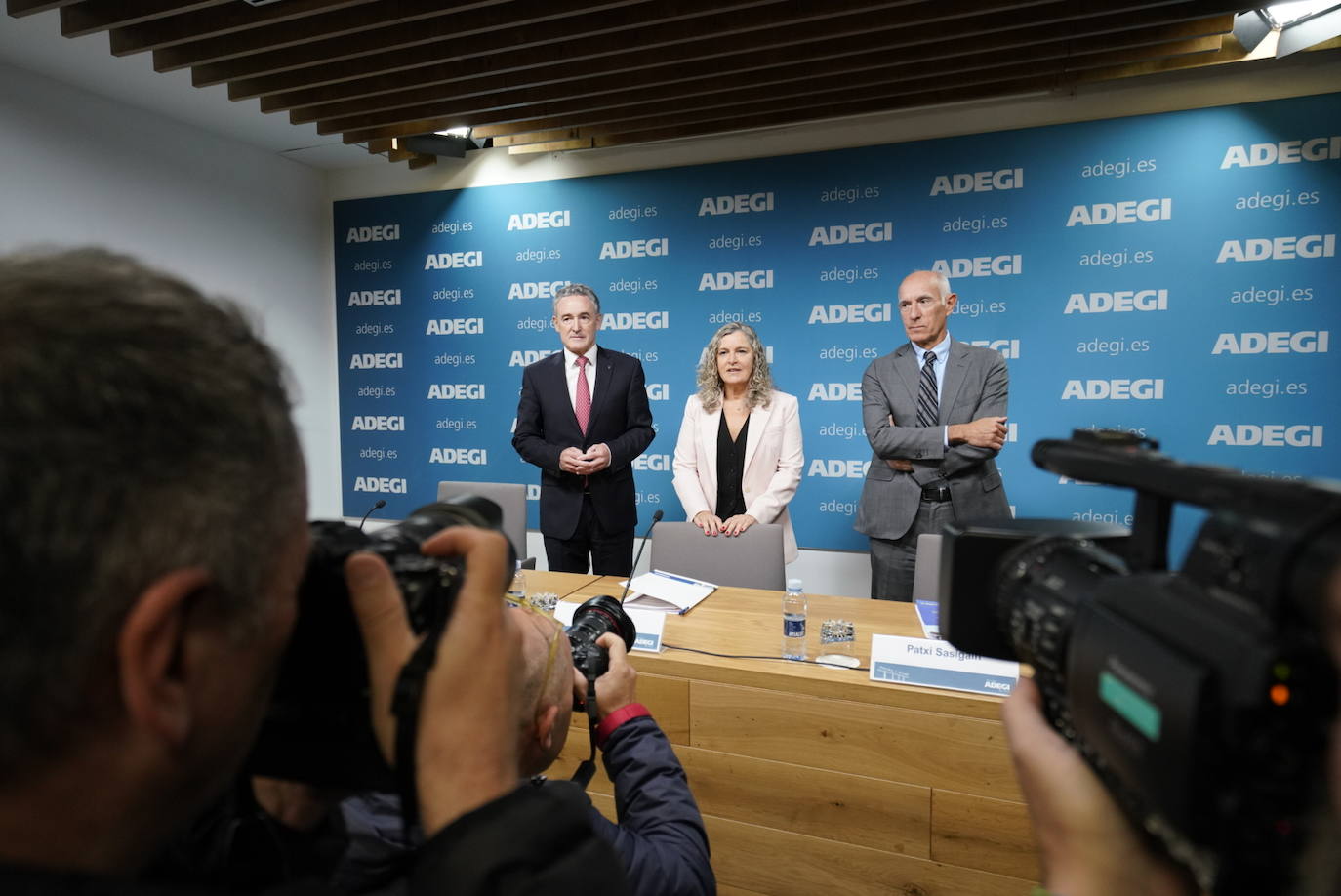 La presidenta de Adegi, Isabel Busto, junto a José Miguel Ayerza (director general) y Patxi Sasigain (responsable de competitividad), en la presentación de esta mañana de la encuesta de coyuntura.