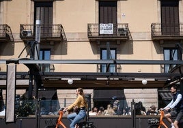 Una vivienda con un anuncio de alquiler en el centro de Barcelona, que ya ha sido declarada zona tensionada.