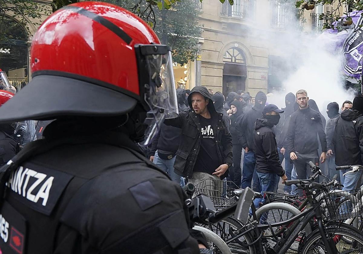Ultras del Anderlecht, por las calles de Donostia.