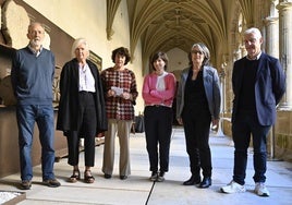 Mikel, Monika y Matxalen Basterretxea, hijos del escultor; Miren Vadillo, comisaria; Susana Soto, directora del museo, y Jaime Otamendi, director de Donostia Kultura.