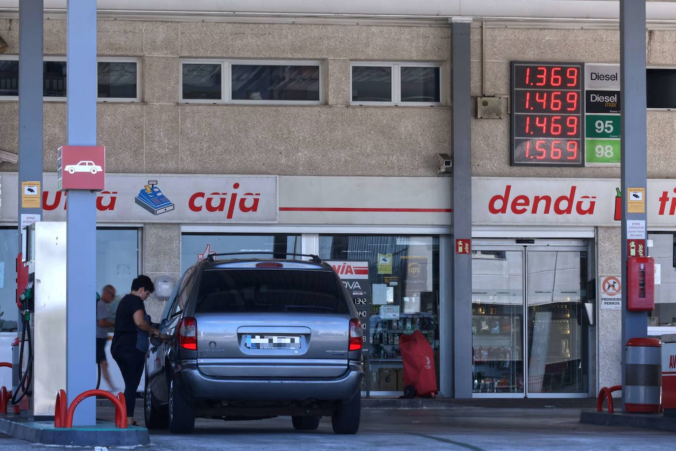 Usuarios repostan en una estación guipuzcoana.