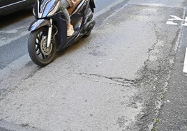 Una moto circula por la calle Peñaflorida, que será reasfaltada.