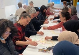 Varias mujeres participando en uno de los talleres de la Escuela de Empoderamiento.