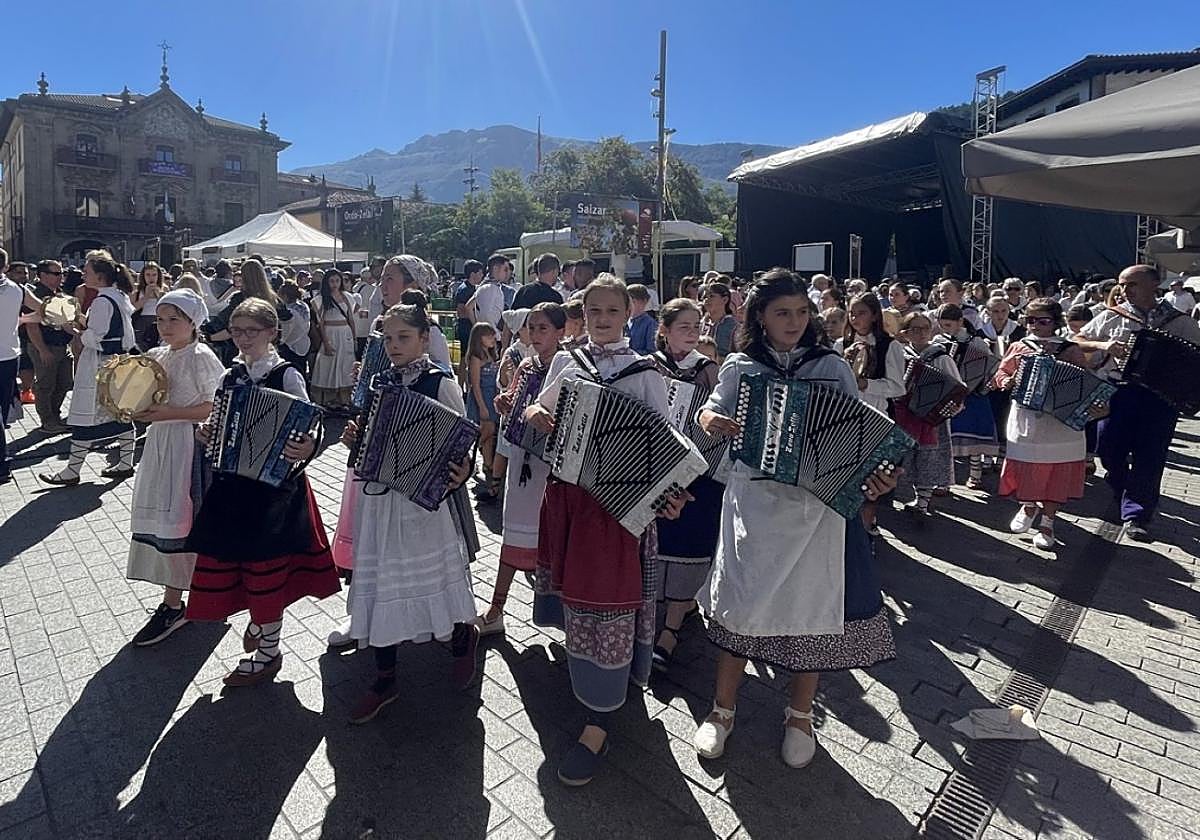 La trikitixa, ya sea en los pasacalles o en las romerías, forma parte de la banda sonora del Herri Eguna.