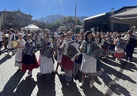La trikitixa, ya sea en los pasacalles o en las romerías, forma parte de la banda sonora del Herri Eguna.