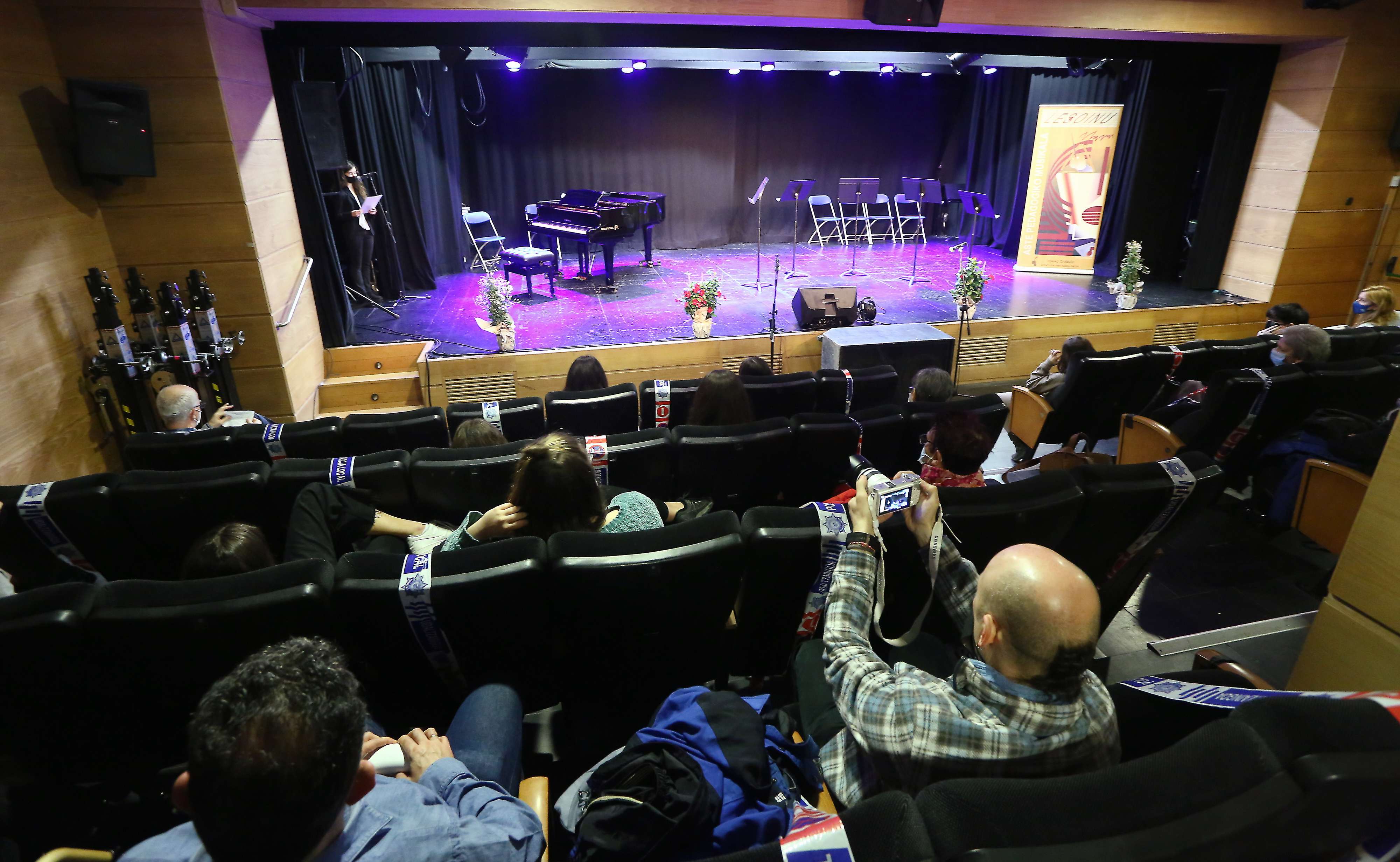 Asistentes a una actuación en el auditorio Gezala.