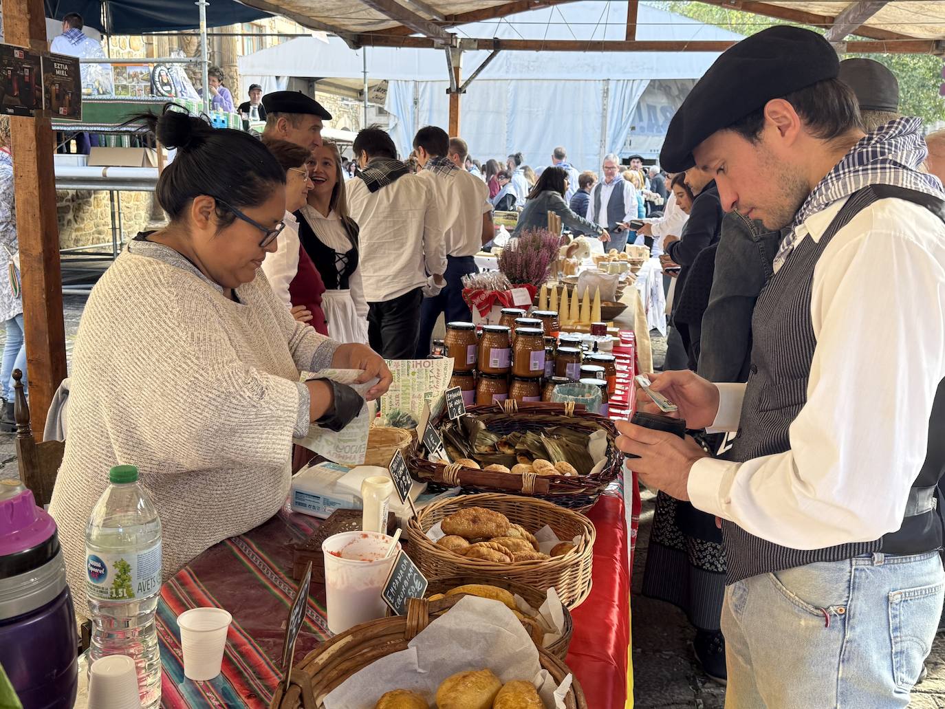 2.600 litros de sidra y 2.000 talos en un txotx multitudinario