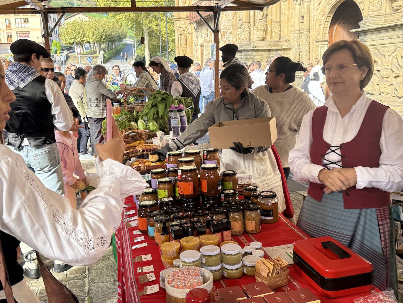 2.600 litros de sidra y 2.000 talos en un txotx multitudinario