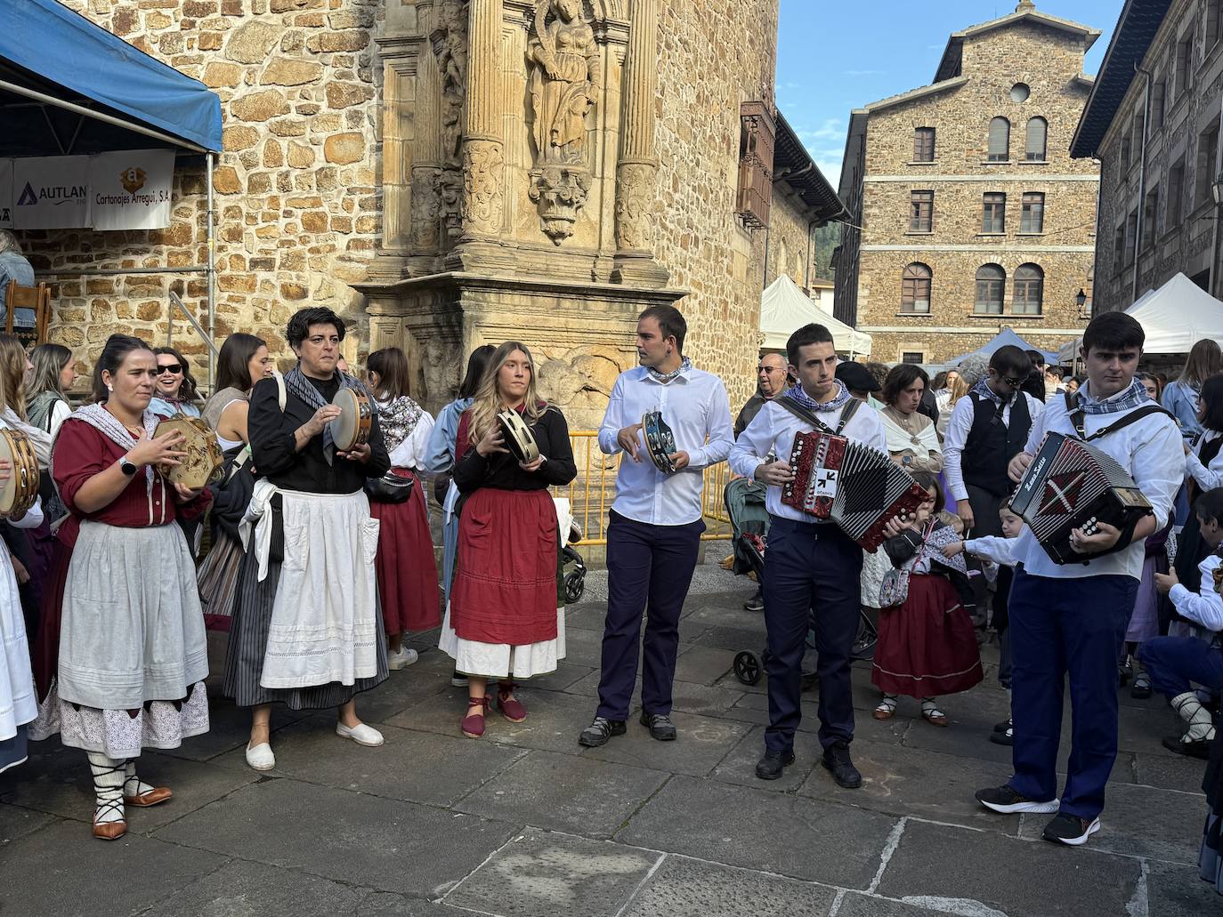 2.600 litros de sidra y 2.000 talos en un txotx multitudinario