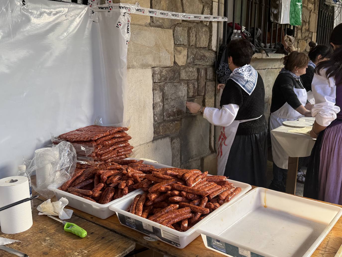 2.600 litros de sidra y 2.000 talos en un txotx multitudinario