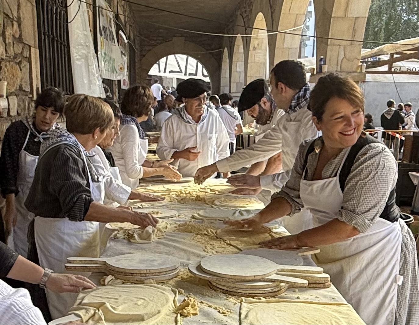 2.600 litros de sidra y 2.000 talos en un txotx multitudinario