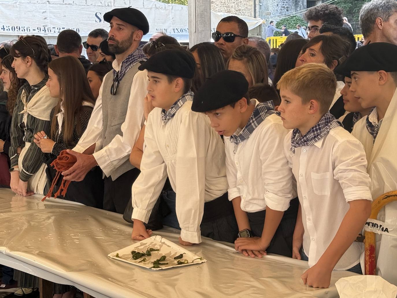 2.600 litros de sidra y 2.000 talos en un txotx multitudinario