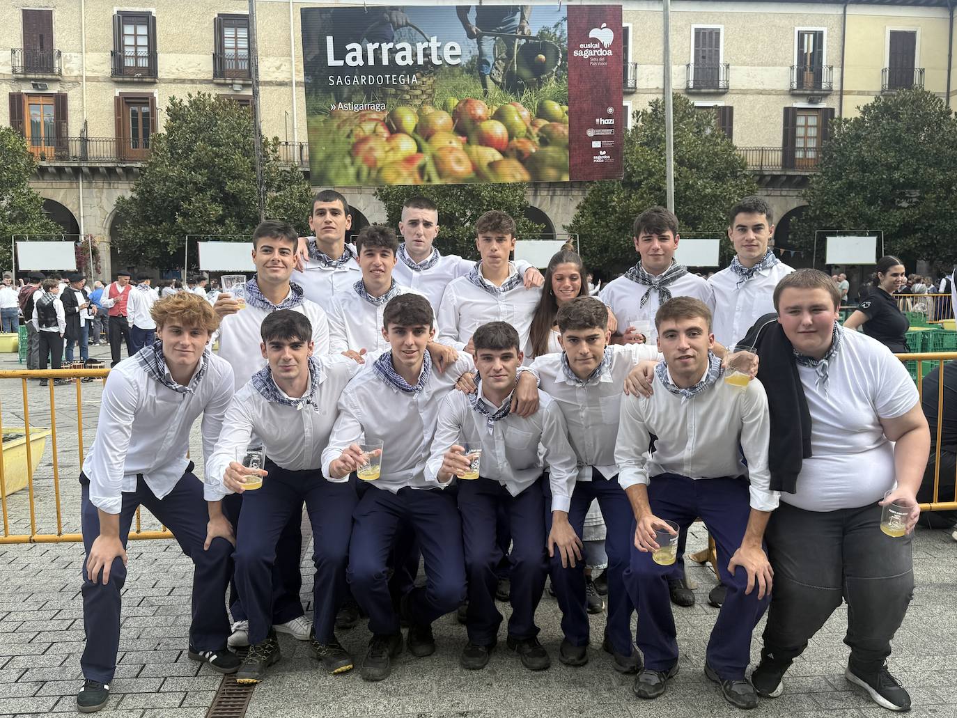 2.600 litros de sidra y 2.000 talos en un txotx multitudinario