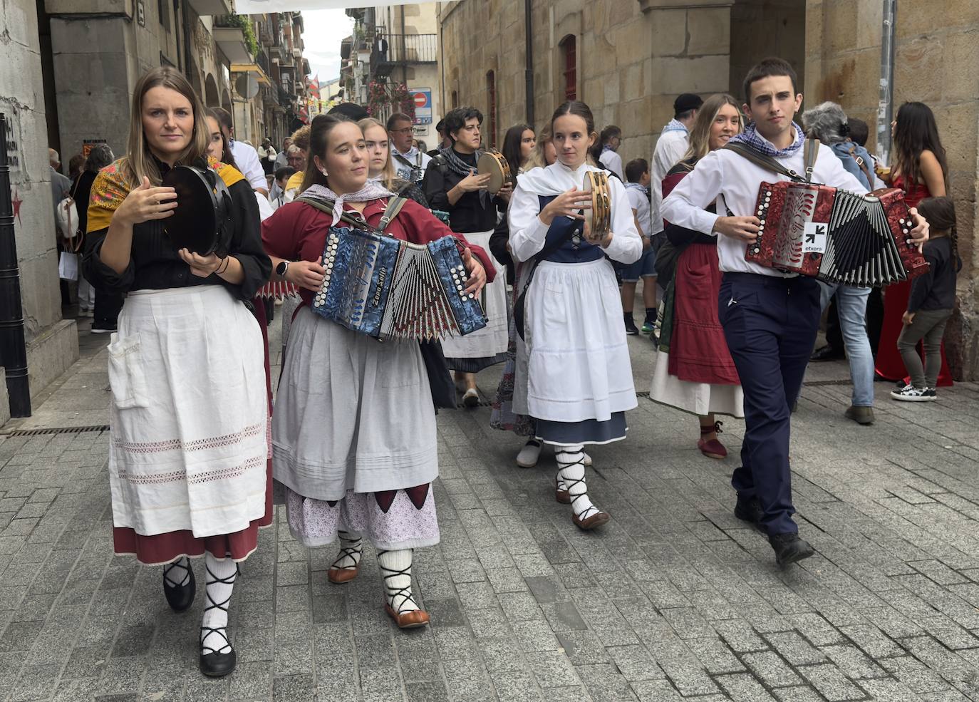 2.600 litros de sidra y 2.000 talos en un txotx multitudinario