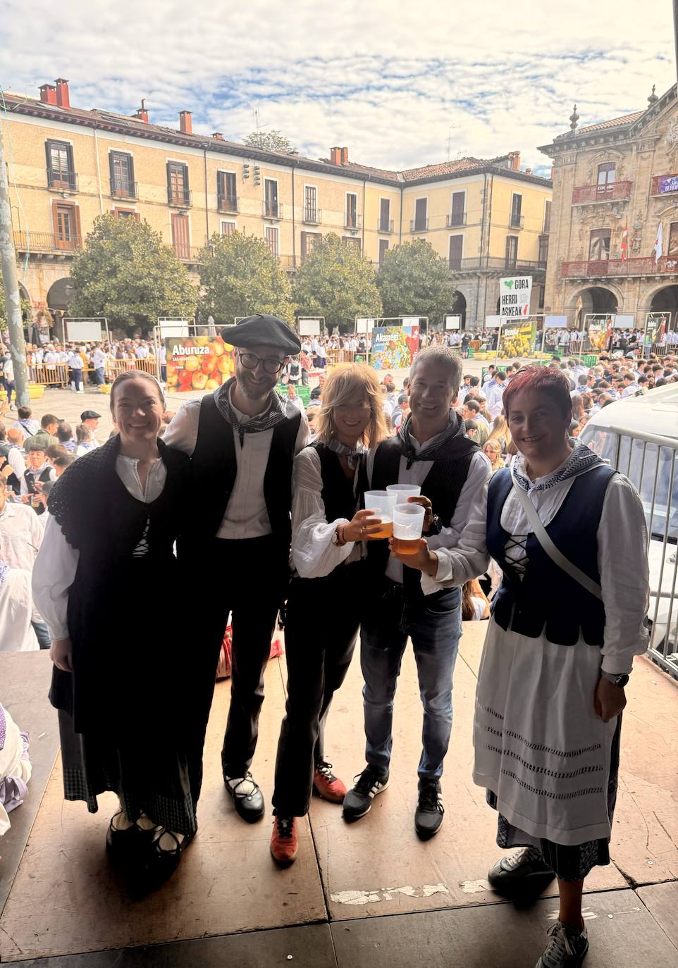 2.600 litros de sidra y 2.000 talos en un txotx multitudinario