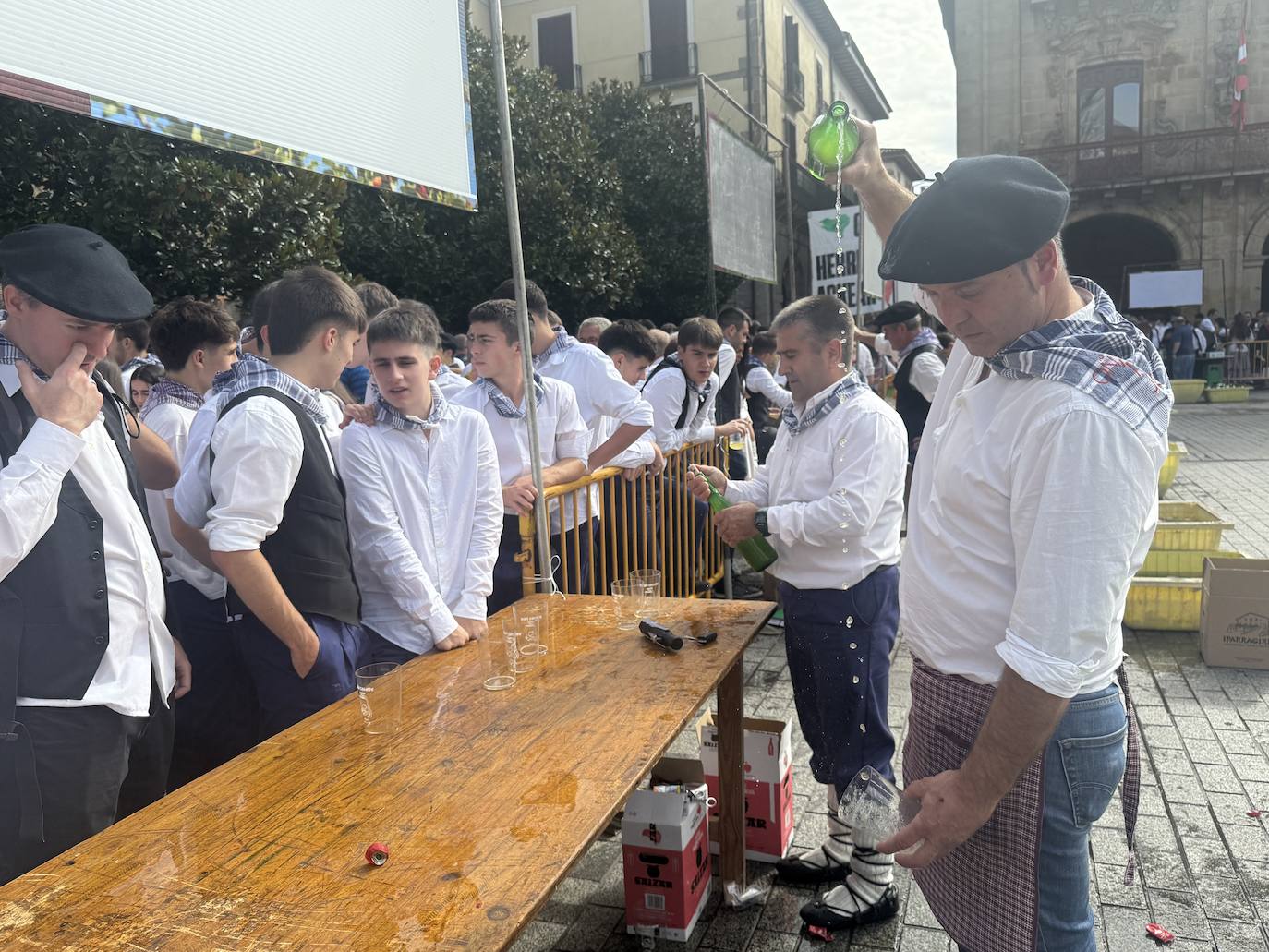 2.600 litros de sidra y 2.000 talos en un txotx multitudinario