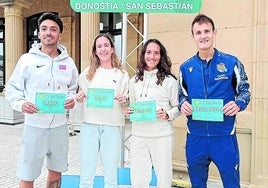 Carro, Soler, Méndez y Arrospide, ayer tras recoger sus dorsales.