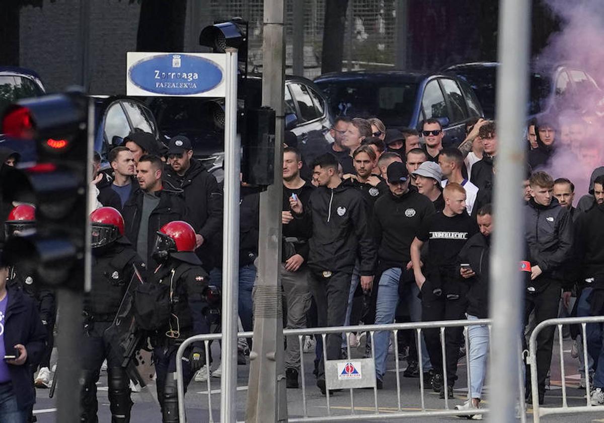 Los ultras del Anderlecht, momentos antes de entrar al Reale Arena este pasado jueves.