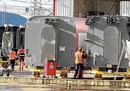 Operarios de Talgo trabajan en la planta que la compañía tiene en la localidad alavesa de Rivabellosa.