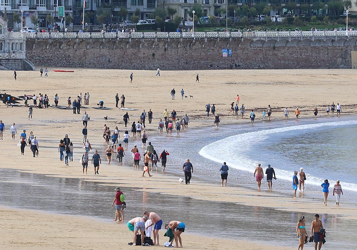 El buen tiempo ha animado a los donostiarras a acercarse a la playa.